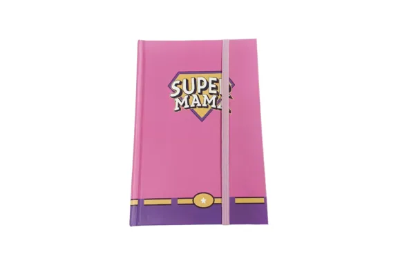 Libreta rosa con el mensaje "Super Mamá" en la portada