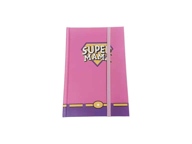 Libreta rosa con el mensaje "Super Mamá" en la portada